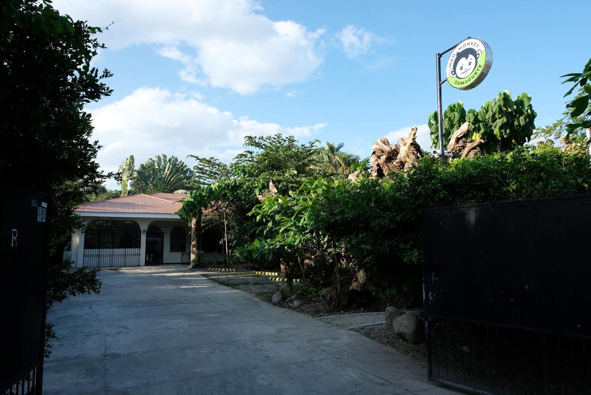 Хостел Mad Monkey Dumaguete Dumaguete City Екстер'єр фото